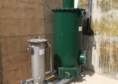 Dry media scrubber with stainless steel tank for H2S removal